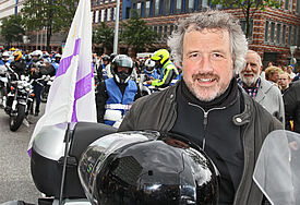 Motorrad-Pastor Erich Faehling führt den Motorradkonvoi durch Hamburg an (Archiv 2010).