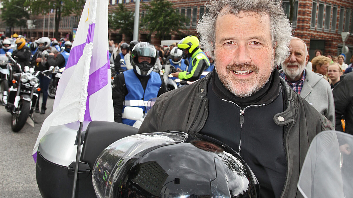Motorrad-Pastor Erich Faehling führt den Motorradkonvoi durch Hamburg an (Archiv 2010).