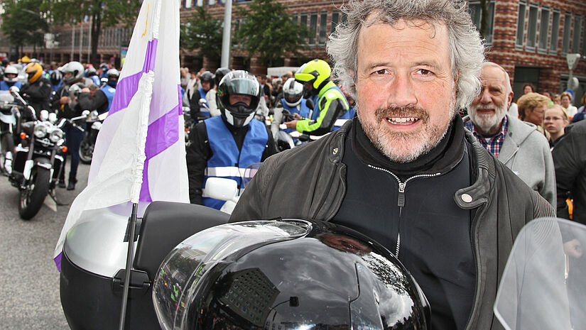 Motorrad-Pastor Erich Faehling führt den Motorradkonvoi durch Hamburg an (Archiv 2010).