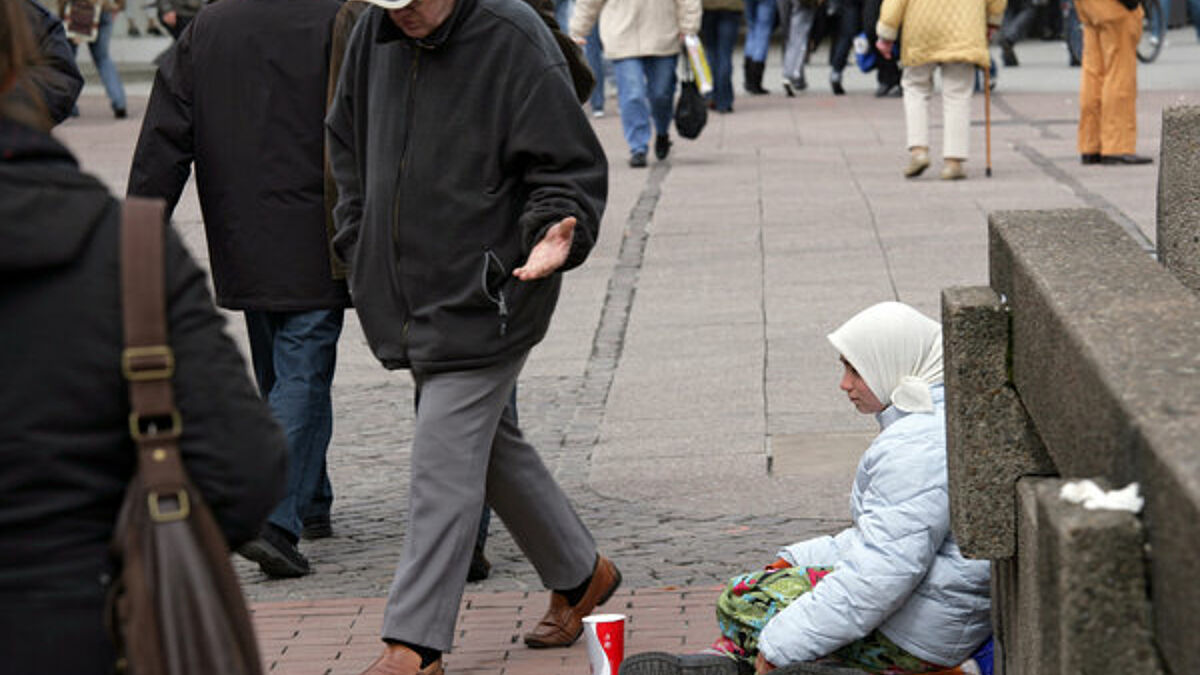 Bettelnde Frau in der Innenstadt von Hannover (Symbolbild).