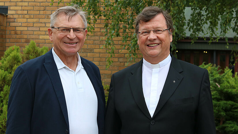Bischof Abromeit (r.) mit Filmemacher Michael Majerski