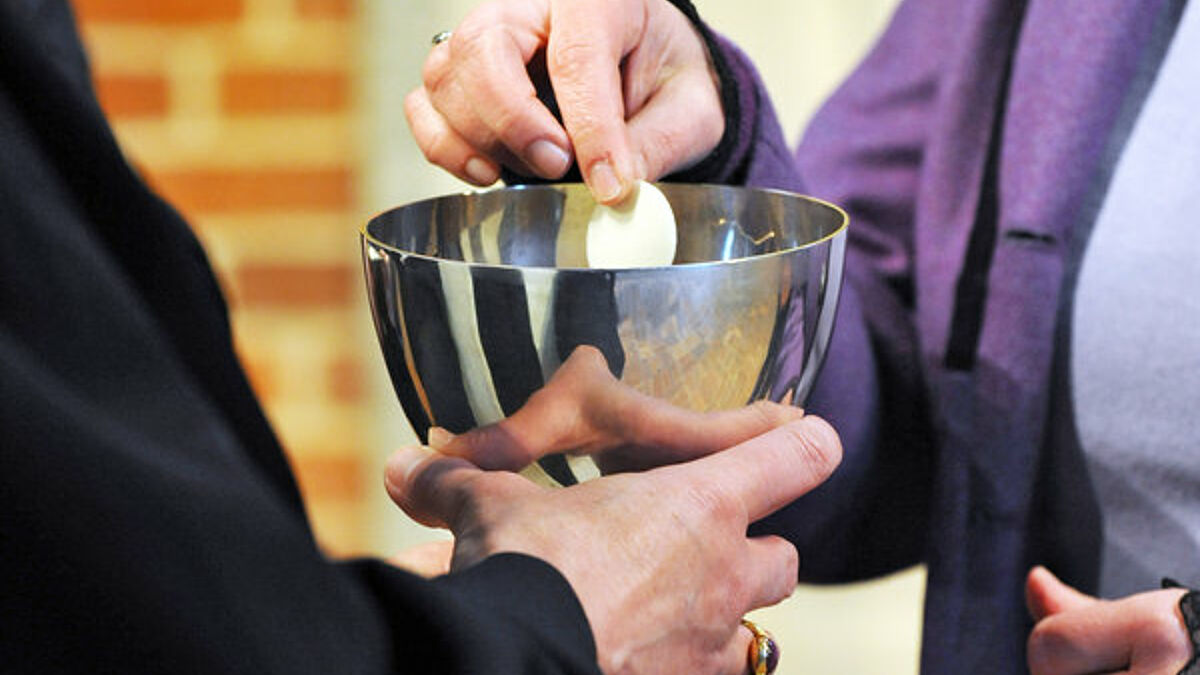 Abendmahl in einem evangelischen Gottesdienst - auch ehrenamtliche Prädikanten dürfen in Abstimmung mit ihren Kirchengemeinden Abendmahlsgottesdienste leiten.