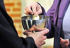 Abendmahl in einem evangelischen Gottesdienst - auch ehrenamtliche Prädikanten dürfen in Abstimmung mit ihren Kirchengemeinden Abendmahlsgottesdienste leiten.