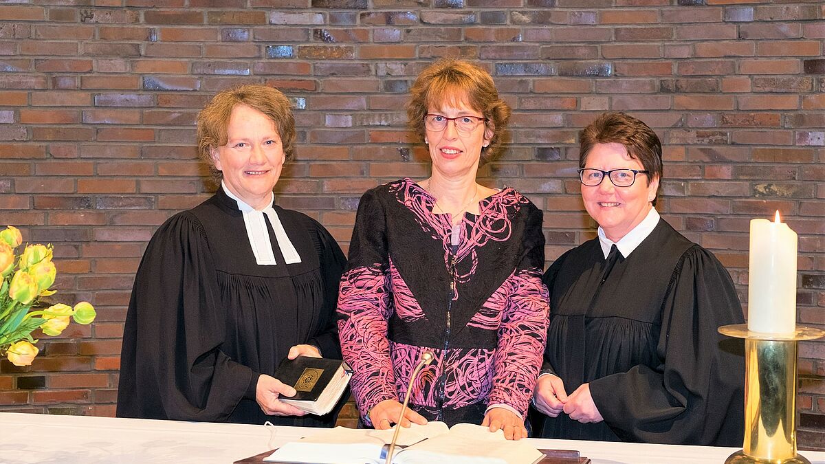 Neumünster hat Kirchengeschichte geschrieben, an jenem Sonntag im April 1967. Bischof Friedrich Hübner führte in der Anscharkirche sieben Frauen in ihren Dienst als Pastorinnen ein. Das hatte es vorher in der Ev.-Luth. Landeskirche Schleswig-Holstein noch nie gegeben. 