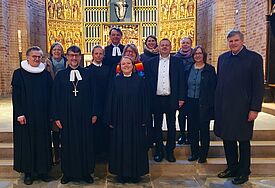 Pastorin Emilia Handke (vorne Mitte) wurde von Mathias Lenz (3. von links) als neue Direktorin des Prediger- und Studienseminars der Nordkirche in ihr Amt eingeführt worden.
