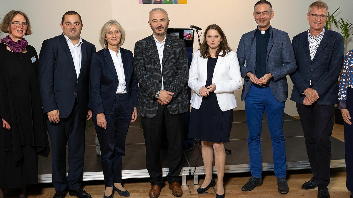 Pastorin Elisabeth Kühn, Ralf Neubauer, Pröpstin Dr. Ulrike Murmann, Imam Mehmet Karaoglu, Senatorin Dr. Melanie Leonhard, Generalvikar Sascha-Philipp Geißler SAC, Willi van Buggenum, Petra Thiel bei der Feierstunde zum 5. Geburtstag des IFZ. 
