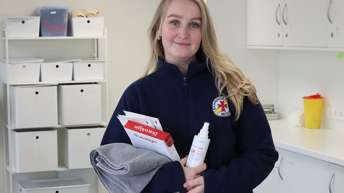 Henrike Lux ist Notpflege-Projektkoordinatorin bei der Bahnhofsmission Hamburg. Viele Menschen, denen ihr Team begegnet, sind nicht krankenversichert. Sie verstecken ihre Wunden und betäuben den Schmerz mit Rauschmitteln. Der neue Pflege-Service soll dazu beitragen, dass wohnungslose Menschen ein positives Körpergefühl bekommen und so die Isolation durchbrechen. 