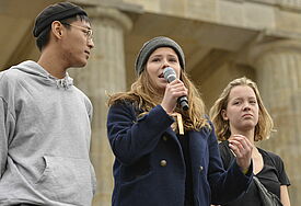 Die Klimaaktivistin Luisa Neubauer (Mitte) mit Mitstreiter:innen bei einer Demo. 
