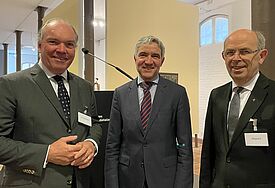Dr. Philipp Murmann und Bischof Gothart Magaard mit dem Hauptreferenten des Abends, Prof. Stephan Harbarth, Präsident des Bundesverfassungsgerichts in Karlsruhe