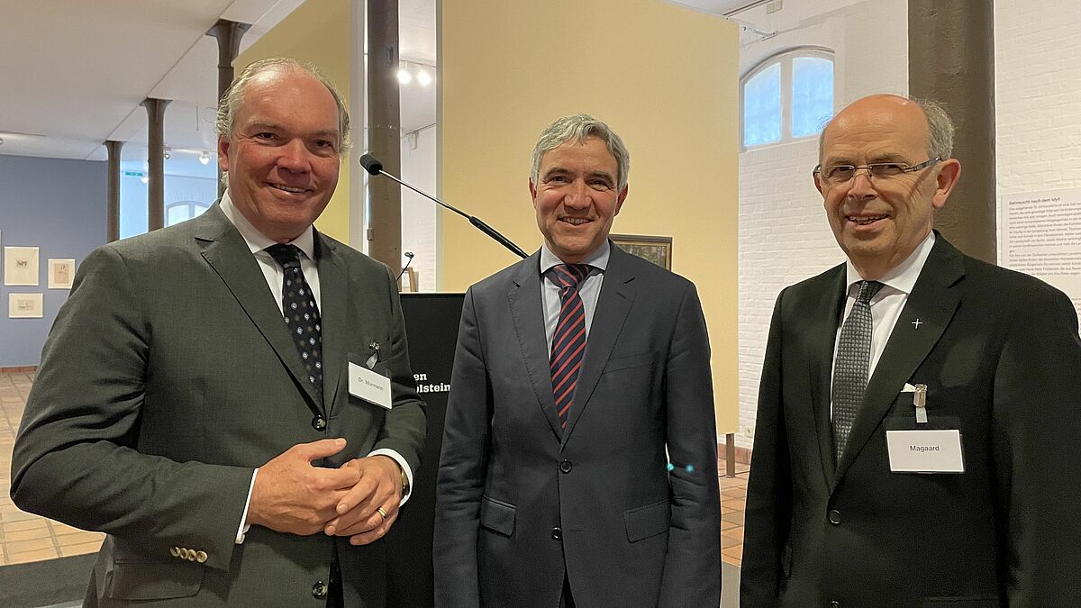Dr. Philipp Murmann und Bischof Gothart Magaard mit dem Hauptreferenten des Abends, Prof. Stephan Harbarth, Präsident des Bundesverfassungsgerichts in Karlsruhe