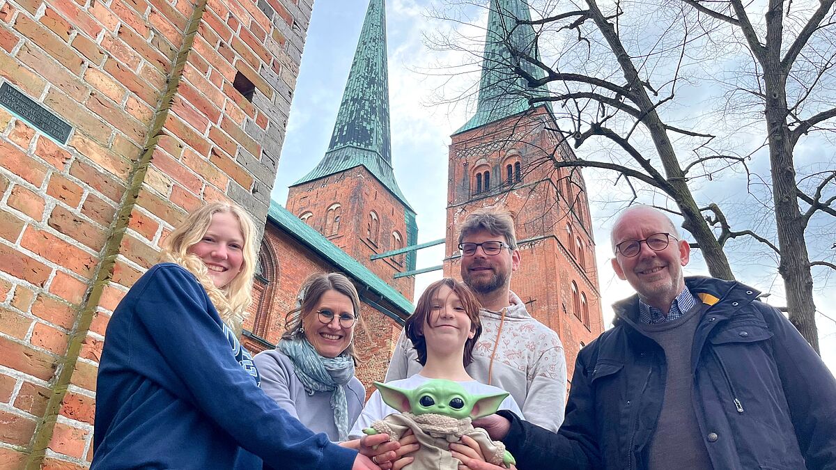 Sie haben den Star-Wars-Gottesdienst vorbereitet: v.l. Lotta, Pastorin Margrit Wegner, Levke und Grogu, Lars Sewing und Markus Meier. 