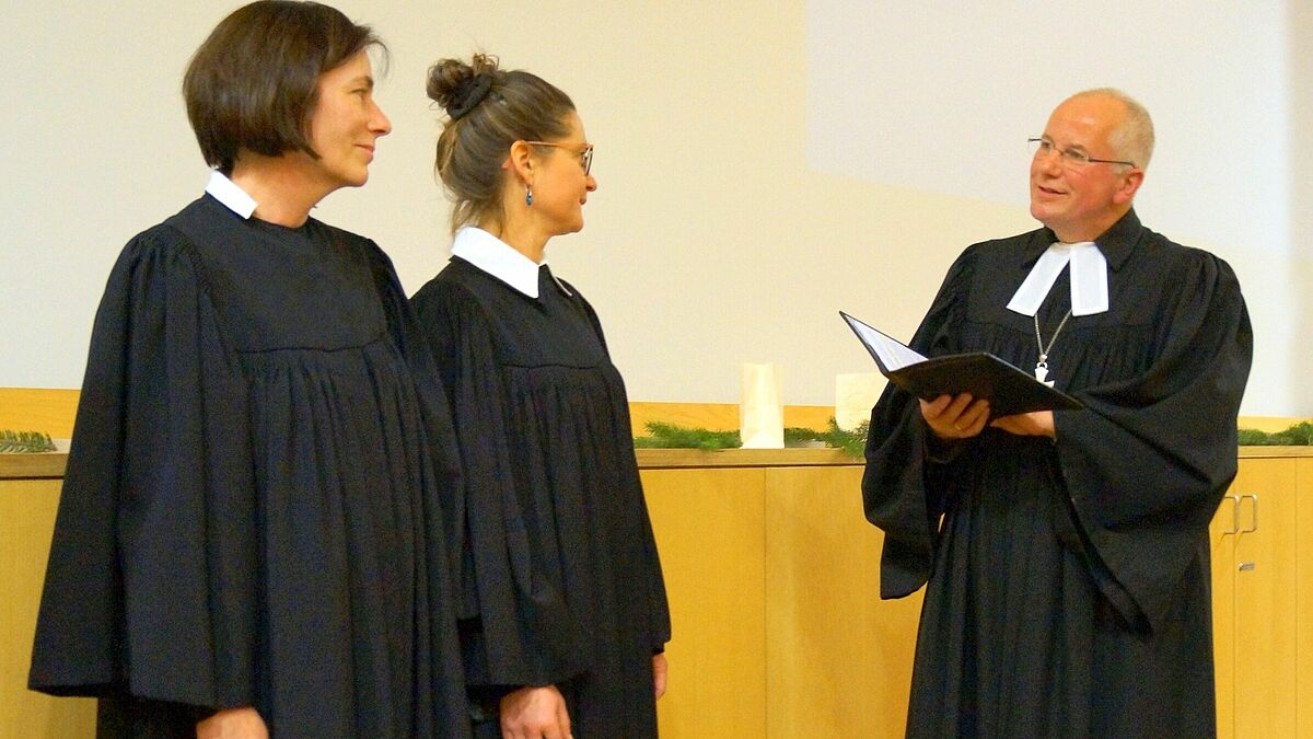 Propst Gerd Panknin segnet Pastorin Brita Bartels (l.) und Pastorin Sandra Hille für den Dienst in der Krankenhausseelsorge.