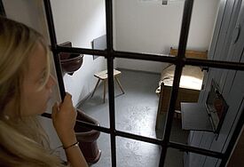 Rekonstruierte Zelle im Zellenbau im ehemaligen Konzentrationslager Ravensbrück (epd-Archiv).