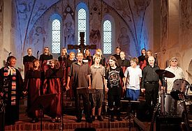 Die "Jesus House Singers" der Kirchengemeinde Neukirchen bei Oldenburg mit Pastor Michael Thermann (l.)