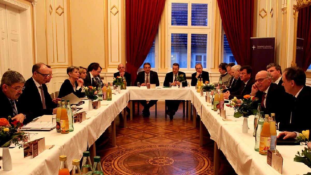 Kirchenleitung und Landesregierung im Festsaal der Bischofskanzlei