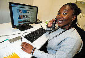 Telefonieren, organisieren, aktualisieren: Lucy Larbi hat zum G20-Gipfel viel zu tun.