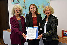Ulrike Koertge (r.) und Margit Baumgarten (l.) haben die Care-Resolution in Berlin an die Bundesfamilienministerin Dr. Katarina Barley übergeben.