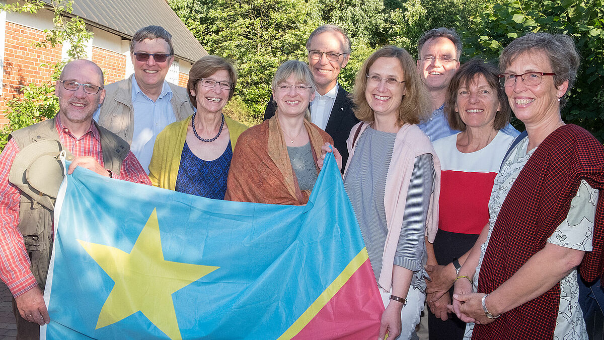 Die Delegation ist bereit für die Reise in den Kongo - Propst Stefan Block (hintere Reihe Mitte) segnete sie zum Abschied.
