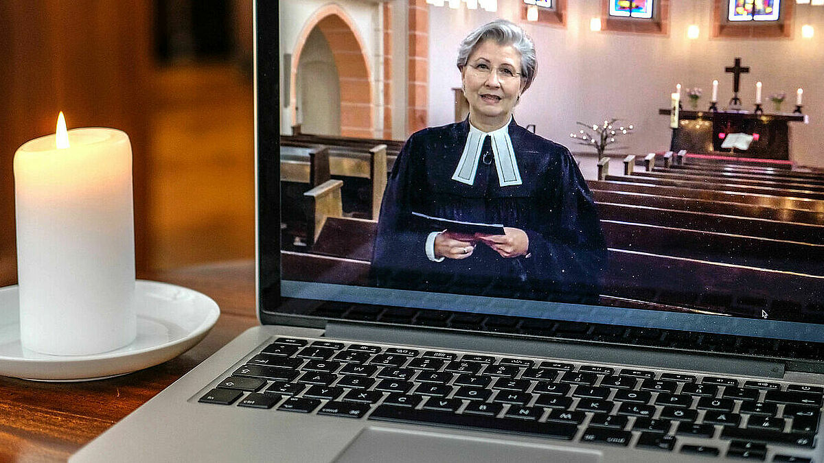 Wegen der Corona-Pandemie sind alle öffentlichen Veranstaltungen abgesagt, auch alle Gottesdienste. Immer mehr Gemeinden senden ihre Gottesdienste daher per Stream.