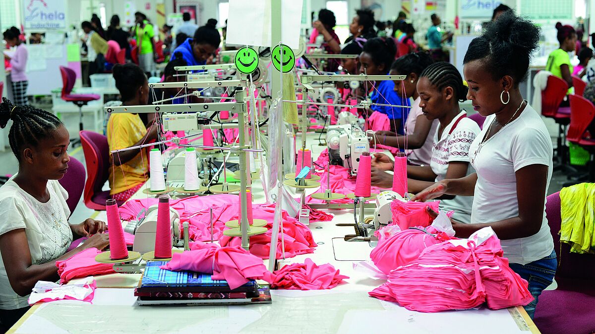 Weltweite Verflechtungen: Schneiderinnen in einem Industriepark in Hawassa, Äthiopien, der durch chinesische Firmen für die äthiopische Regierung gebaut worden ist.