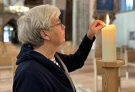 Pastorin Birgit Johannson entzündet die Kerzen für den Gedenkgottesdienst im Dom
