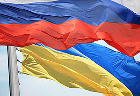 Flaggen Russland und Ukraine 