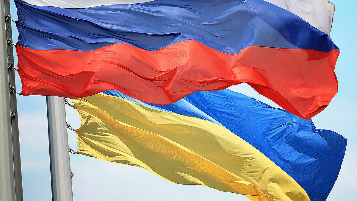Auf den Handelsschiffen arbeiten Russen und Ukrainer seit Jahren zusammen. Jetzt herrscht in der Heimat Krieg – eine sehr belastende Situation für alle. 