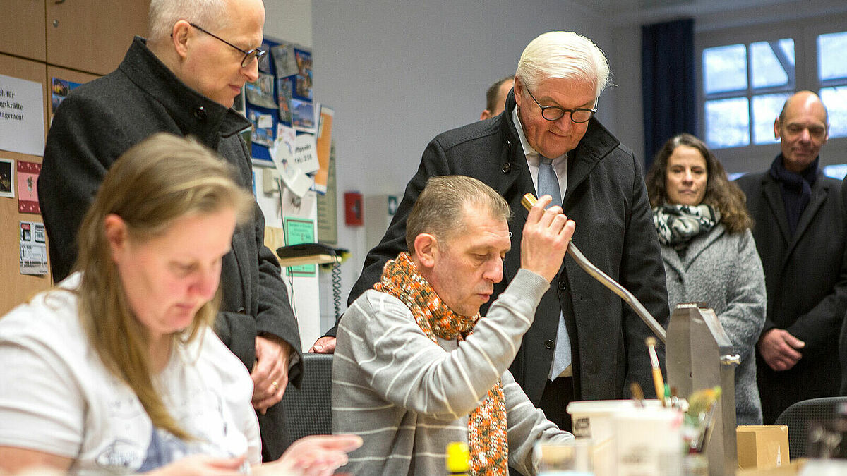 Bundespräsident Steinmeier besucht gemeinsam mit Hamburgs Erstem Bürgermeister Peter Tschentscher (links) das "Rauhe Haus".