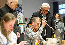Bundespraesident Frank-Walter Steinmeier besucht am 17.12.2018 das Arbeitsprojekt fuer psychich kranke Menschen im "Handwerker-Haus" der Stiftung Das Rauhe Haus in Hamburg