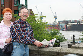 Wünschen sich ein Denkmal für Kapitän Schröder in Altona: Zinaida Dimitriouk und ihr Ehemann Leonid Rosin (c) Simone Viere