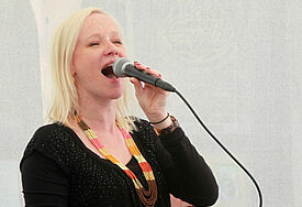 Gospel-Sängerin Christine Hamburger bei einem Musikfestival der hannoverschen Landeskirche 2012 (Archiv, Symbolbild).