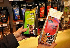 Verschiedene Sorten fairgehandelten Kaffees gibt es im Weltladen. Foto: epd-bild / Hanna Spengler