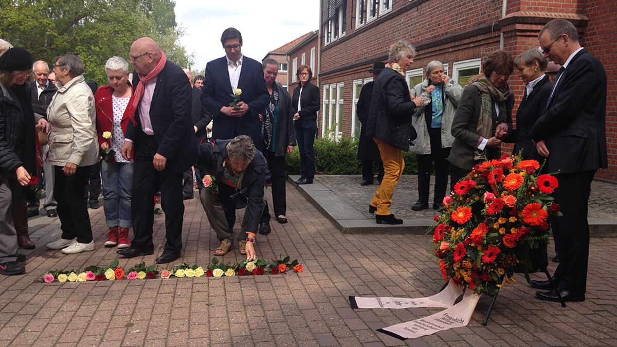 An der Stolperschwelle legten die Besucher Blumen nieder