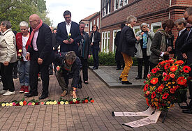 An der Stolperschwelle legten die Besucher Blumen nieder