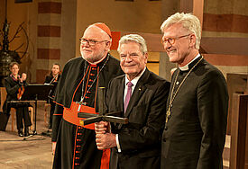 Mit einem gemeinsamen Gottesdienst in der Michaeliskirche in Hildesheim setzen die deutschen Protestanten und Katholiken am Samstag (11.März 2017) ihre Aussoehnung zum 500. Reformationsjubilaeum fort (von links: EKD- Ratsvorsitzender Heinrich Bedford-Strohm, Bundespräsident Joachim Gauck und der Vorsitzende der katholischen Deutschen Bischofskonferenz, Kardinal Reinhard Marx)