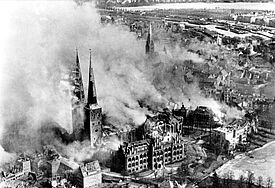 Nach den Luftangriffen 1942 stehen der Dom und weite Teile der Lübecker Altstadt in Flammen