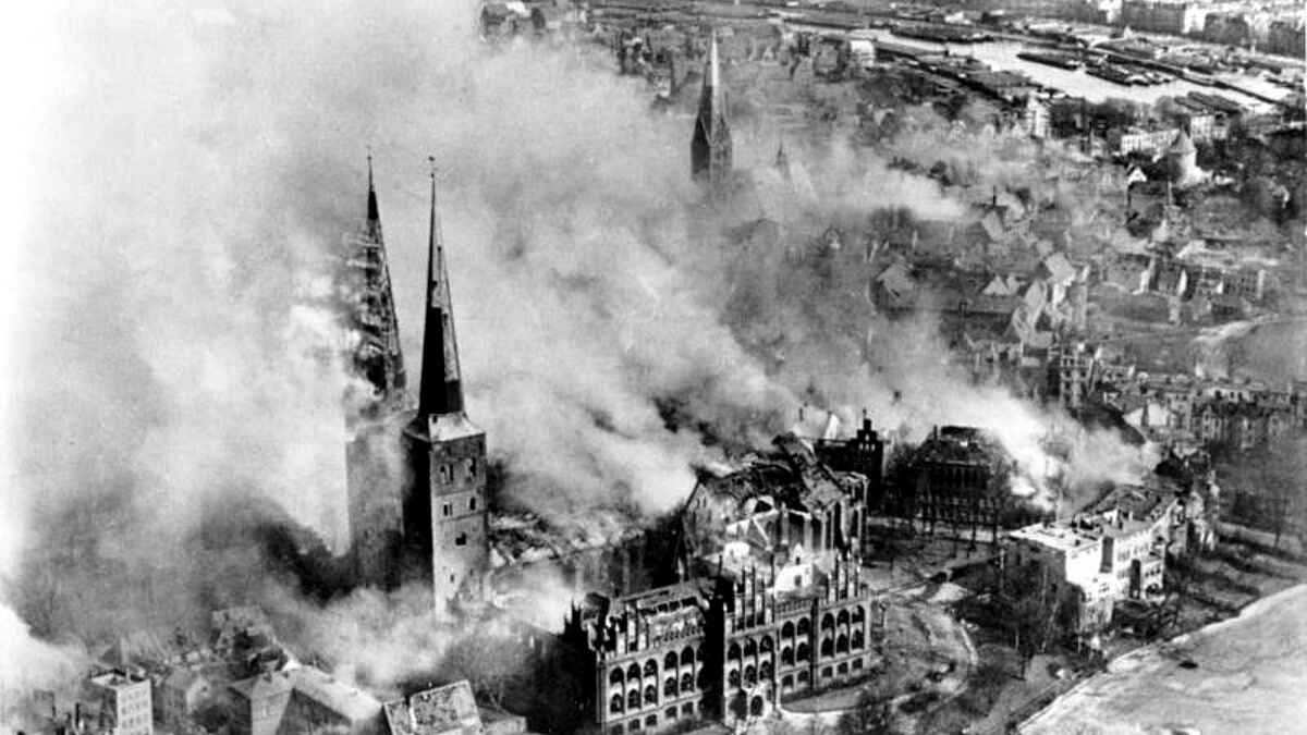 Nach den Luftangriffen 1942 stehen der Dom und weite Teile der Lübecker Altstadt in Flammen