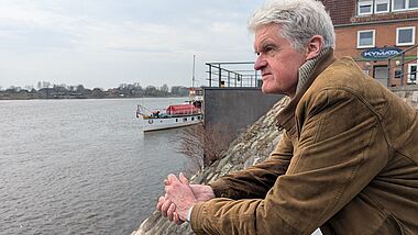 Pastor Andreas Petersen blickt auf die Elbe