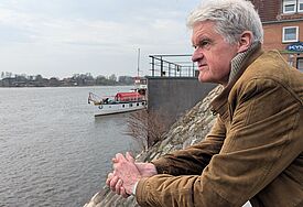 Pastor Andreas Petersen blickt auf die Elbe