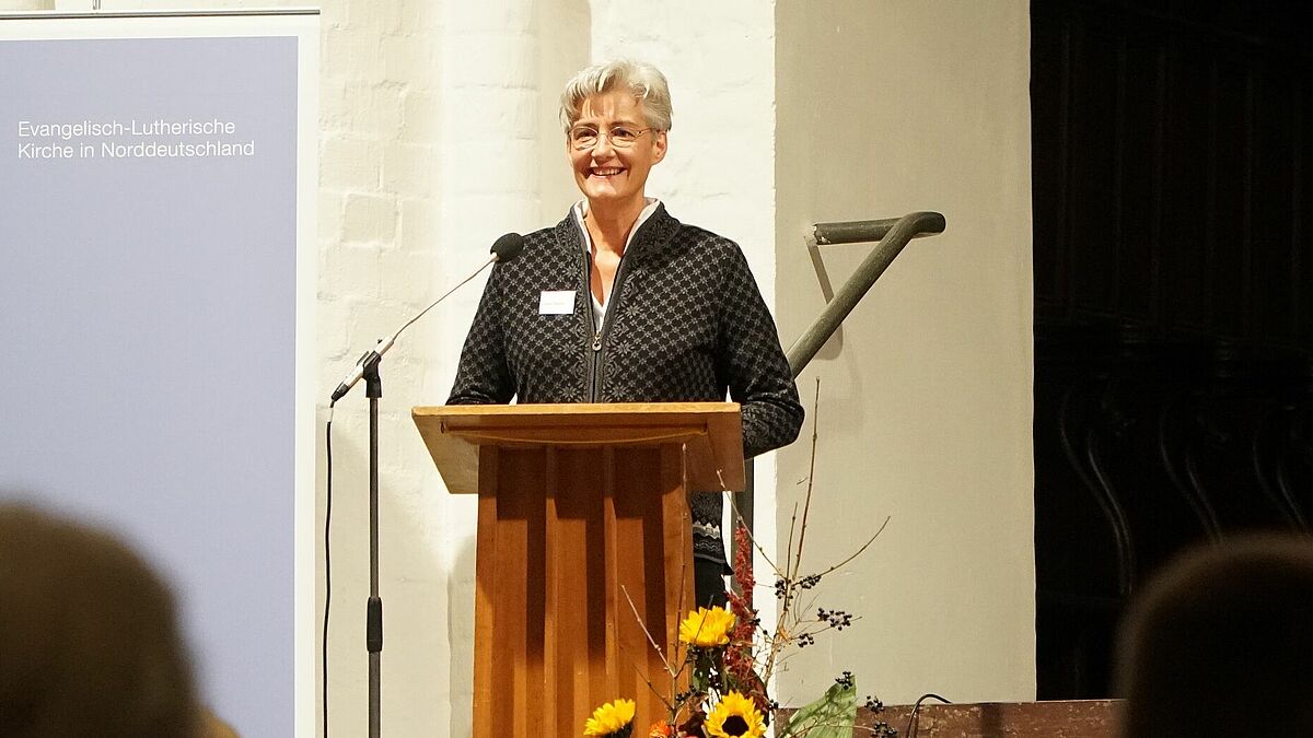 Sylvia Giesecke bekommt die höchste Auszeichnung der Nordkirche für ihr außergewöhnliches Engagement auf Gemeinde-, Kirchenkreis- und Landeskirchen-Ebene. 