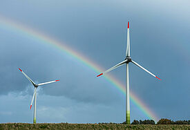 Windkraftanlagen mit Regenbogen 
