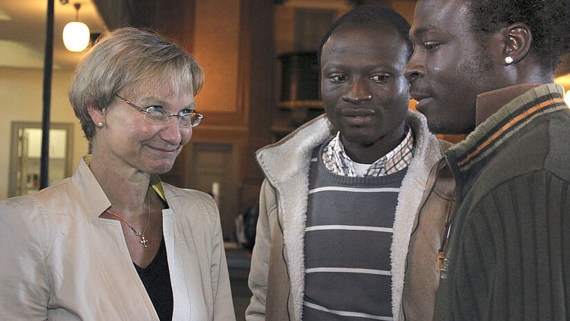 Bischöfin Kirsten Fehrs im Juni 2013 im Gespräch mit afrikanischen Flüchtlinge in der Hamburger St. Pauli Kirche. 