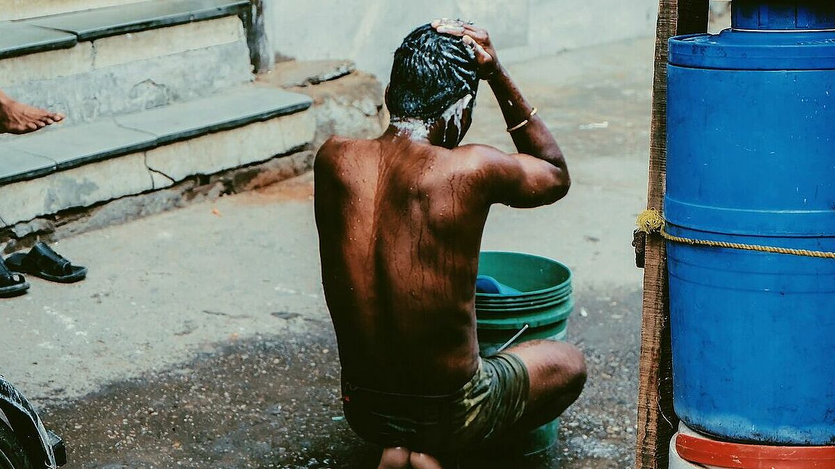 Sauberes Wasser ist knapp, aber lebenswichtig. Nach den Wirbelstürmen ist die hygienische Lage in den betroffenen Gebieten sehr angespannt. Mit der Spende der Nordkirche sollen etwa Hygiene-Kits finanziert werden.
