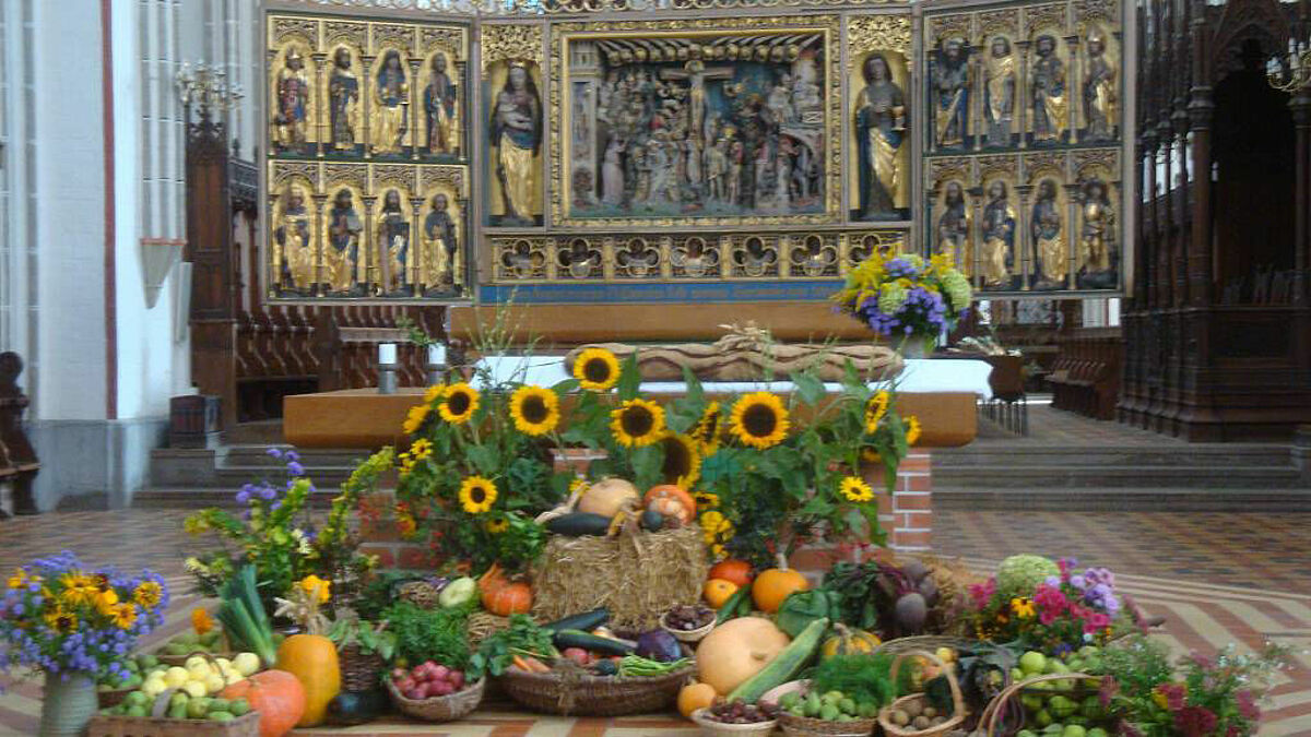 Geschmückter Altar im Dom Schwerin