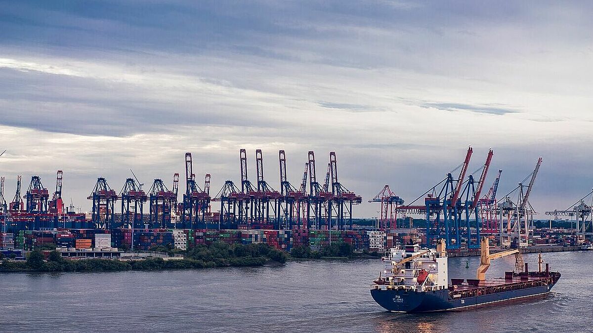 Der Hamburger Hafen ist ein riesiger Umschlagplatz für Waren aller Art. Auch in der Pandemie stand er nicht still. Teilweise arbeiteten die Seeleute ohne Erholungszeiten, monatelang getrennt von ihren Familien.  