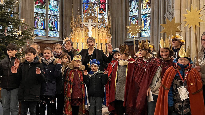 Sternsingerkinder aus verschiedenen Kirchengemeinden Mecklenburg-Vorpommerns und der Schweriner Montessori-Schule wurden von der Landesbischöfin der Nordkirche Kristina Kühnbaum-Schmidt an Epiphanias in der Schlosskirche empfangen und gesegnet.