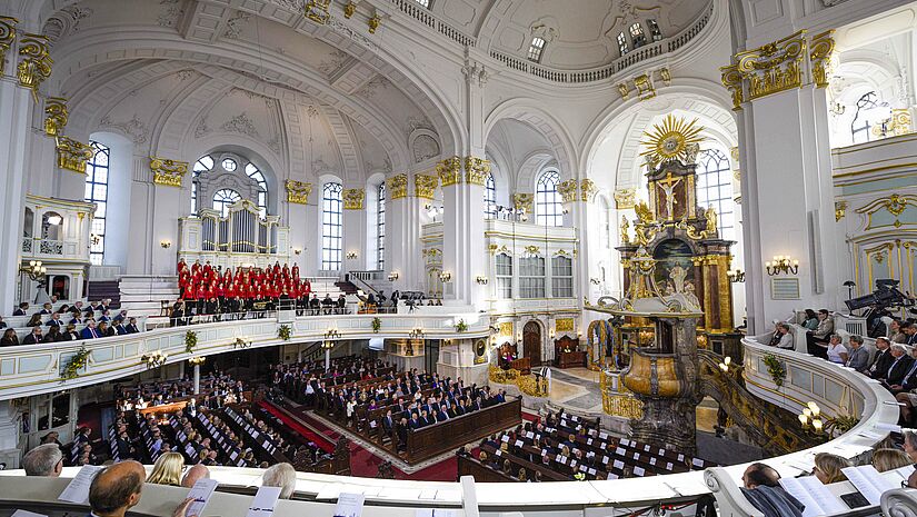 Die Hauptkirche St. Michaelis: Der barocke Inneraum, voll besetzt mit Gästen.