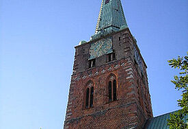 Kirchturm St. Jakobi zu Lübeck (c) Debauchery / Wikimedia