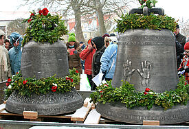 Bei winterlichem Wetter ist am Sonntag im mecklenburgischen Ostseebad Rerik die Ankunft der "Günther-Uecker-Glocken" gefeiert worden.