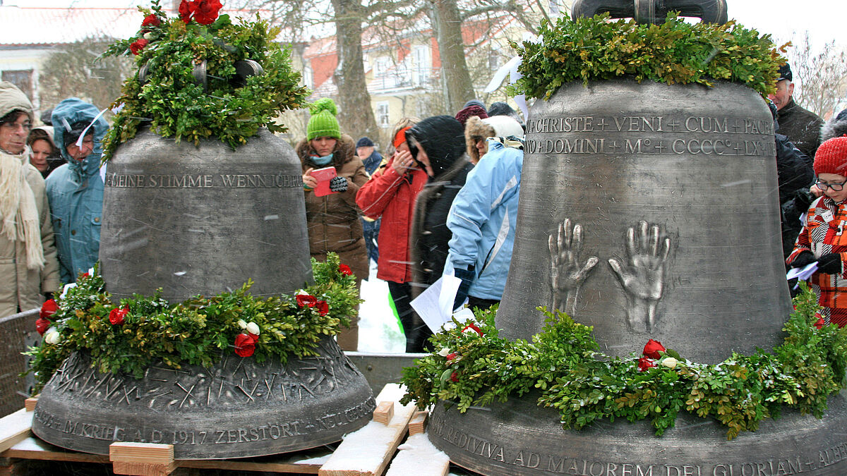 Bei winterlichem Wetter ist am Sonntag im mecklenburgischen Ostseebad Rerik die Ankunft der "Günther-Uecker-Glocken" gefeiert worden. 